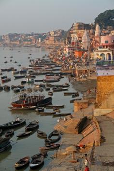 Varanasi, India (Já vi nascer o sol a flutuar por estas águas onde impressiona tudo muito(!)...a história,  os rituais as crenças a vivência de tudo isso ... e também o cheiro, o mau cheiro das ruas de Varanasi)