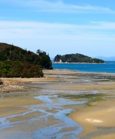 Beach view on Abel Tasman Coast Trail in New Zealand