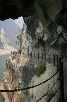 Hutiao Gorge in Tiger Leaping Gorge, Yunnan, China | by MusicPancake, via Flickr