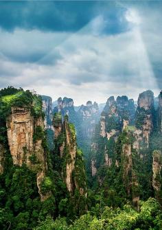 Tianzi Mountain (天子山) is located in Zhangjiajie in the Hunan Province of China, close to the Suoxi Valley