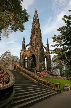 Sir Walter Scott Monument Edinburgh - a Victorian Gothic monument to Scottish author Sir Walter Scott. It is the largest monument to a writer in the world. There are 287 steps to the top of the Scott Monument, from where you can enjoy breathtaking views of  Edinburgh and the surrounding countryside.