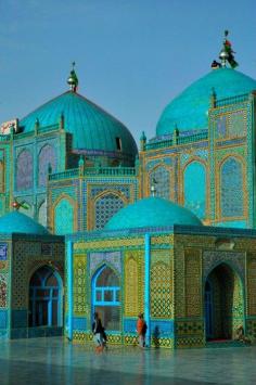 Blue Mosque at Mazar e Sharif, in Herat, North Afghanistan | (10 Beautiful Photos)