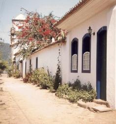 Paraty, rua com torre de igreja ao fundo