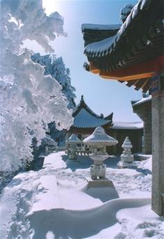 Snowy day in Hua Shan, China