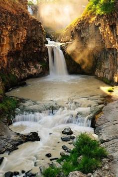 15 Spectacular Places that You Must Visit in your Life - Morning Sunlight, White River Falls, Oregon