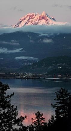 Mount Garibaldi with Diamond Head overlooking Squamish on Howe Sound, British Columbia, Canada. • photo: Pierre Leclerc.