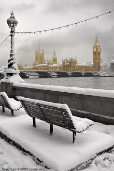 Snow in London (by canary.wharf)