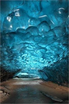 Frozen lagoon of the Svínafellsjökull glacier in Skaftafell, Iceland