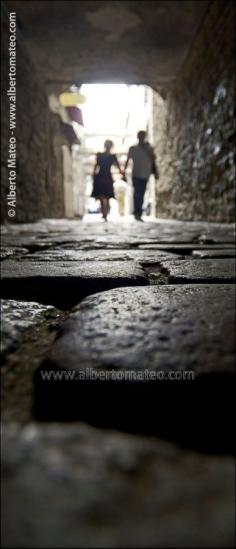 Couple, cobblestones of Tallinn old quarters, Estonia - © Alberto Mateo, Travel Photographer