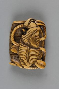 Netsuke of Flat Basket Containing Leaves and a Mouse, 19th century, Japan