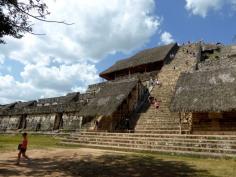 Ek Balam Acrópolis, a massive pyramid that reaches a height of 31 metres (101 ft).