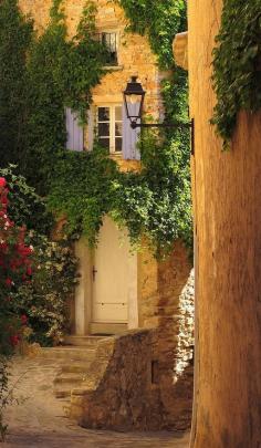 Entryway, Barroux, France | La Beℓℓe ℳystère