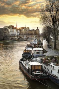 Quartier Saint-Germain-l'Auxerrois, Paris, Ile-de-France, by Antonio GAUDENCIO