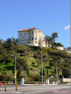 Villa de Leon seen from Pacific Highway