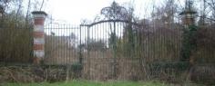 le château abandonné  | grille, un château abandonné, au bord de la ruine, regarde vers le ...