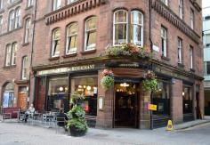 Watch: Rose Street - the famous street of pubs in Edinburgh, Scotland www.miraedestino....