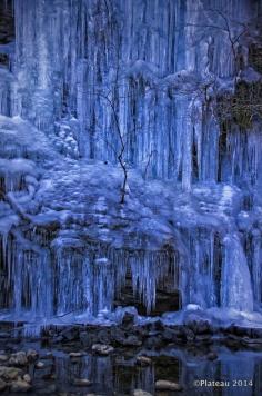 Icicle cave at Misotsuchi, Saitama, Japan 三十槌の氷柱