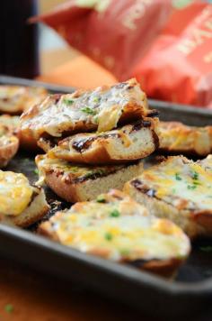 Teeny-Tiny-French-Bread-Pizzas #pizza #fingerfood