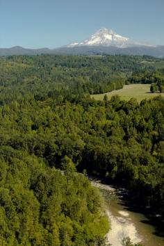 Jonsrud Viewpoint in Sandy offers stunning river and mountain views.