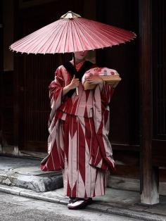 umbrella / travel / culture / traditional / japanese : maiko (geisha apprentice), kyoto japan 　舞妓 孝ひな　日本・京都 | Flickr - Photo Sharing!