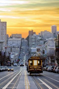 Sunset down California St., San Francisco, United States.