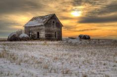 Abandoned farm house outside of Granum, Alberta Explore all abandoned places around the world.  #travel #spooky #halloween #alberta #canada