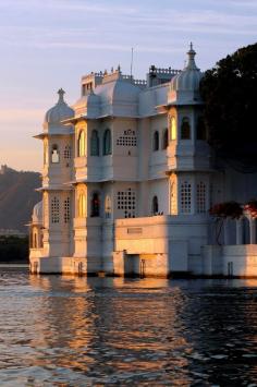 
                        
                            Lake Palace, Udaipur | India (by Exodus Travels)
                        
                    