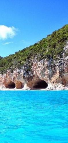 #Sardinia, #Italy en.directrooms.co...