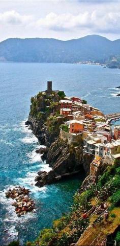 #Vernazza, #Italy en.directrooms.co...