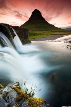 
                        
                            The waterfall "Kirkjufellsfoss" and Mt. Kirkjufell in Grundarfjordur, west Iceland
                        
                    