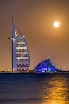 Full moon over Burj al Arab, Dubai -- photo: Bjorn Moerman on 500pz