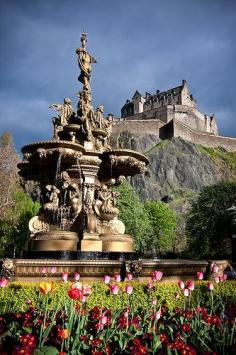 
                        
                            awesomel The Queen Street Fountain with the Edinburgh Castle in the background
                        
                    