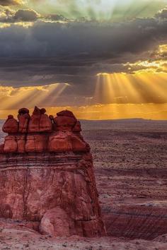 
                        
                            Divine Light in Goblin Valley State Park of Utah, USA
                        
                    