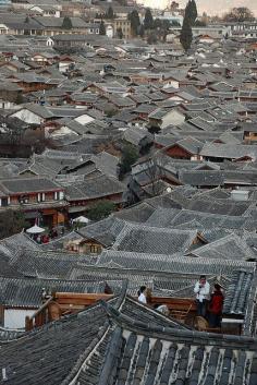 
                        
                            Al norte de Yunnan se encuentra Lijiang, una ciudad que como tantas, cuenta con ocho siglos de historia, pero con la buena fortuna de que esa historia está bastante intacta en sus calles y belleza. Famoso por su sistemas de canales, su aspecto, historia y cultura están ligadas a los descendientes del pueblo Naxi Foto de Tauno Tohk
                        
                    