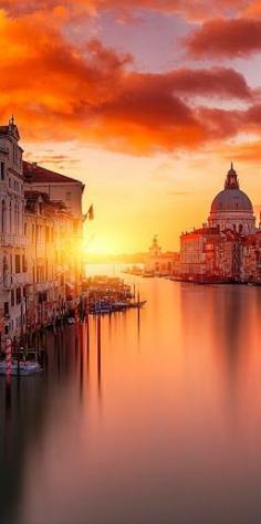 #Sunset in #Venice #Italy en.directrooms.co...