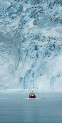 #Eqi #Glacier #wall in #North #Greenland en.directrooms.co...