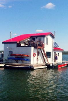 
                        
                            An adventurous place to stay! / Floating Home in Yellowknife. #AirbnbViews
                        
                    