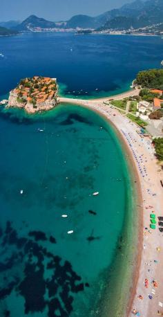 Ile Sveti Stefan, Montenegro en.directrooms.co...