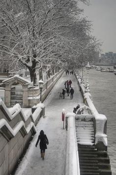 
                        
                            Snowy Day, South Bank, London, England
                        
                    