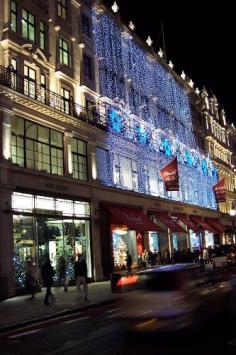 
                        
                            Hamleys London, Reino Unido -
                        
                    