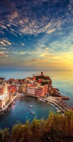 #Manarola #Sunset, #Italy en.directrooms.co...