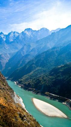 Ascending the Tiger Leaping gorge, and turning back, a gorgeous view of the gorge and the Chinese countryside.