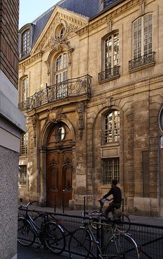 
                    
                        Le Marais a Paris
                    
                