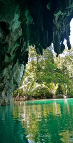 Puerto Princesa underground river near Sabang in St. Paul's Mediterranian National Park, Philippines - by Rita Willaert