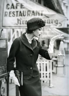 
                    
                        Marie Helene et la Poisson Rouge, Paris 1957
                    
                