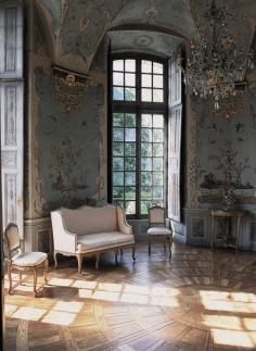 
                    
                        chateau decor. Omg so perfect.
                    
                