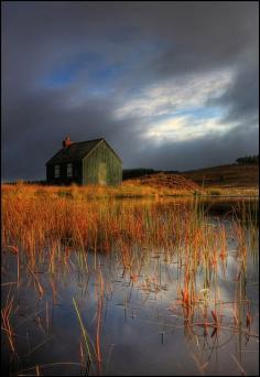 
                        
                            Hut at autumn dawn
                        
                    