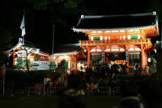 
                        
                            The main gate to Yasaka Jinja on New Year's Eve.
                        
                    