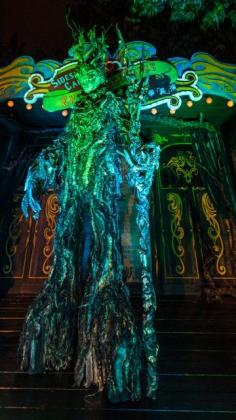 
                        
                            Photos from Hong Kong Disneyland's "intense" Halloween entertainment!
                        
                    