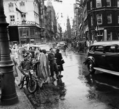 
                    
                        Amsterdam in de vijftiger jaren. Foto van Ed van der Elsken.
                    
                